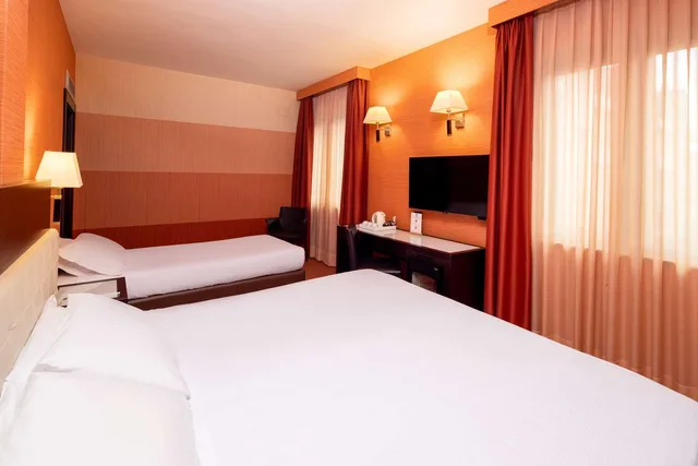 غرفة قياسية بسرير كينج وسرير فردي، Best Western Gorizia Palace Hotel 2/3
