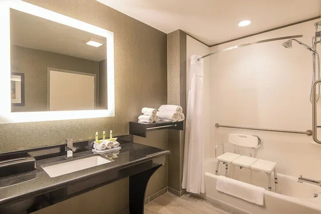 غرفة قياسية بسرير كينج لذوي الإعاقة، Holiday Inn Express and Suites Norwood Boston Area 2/3