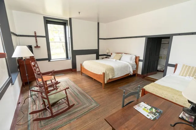 غرفة بسرير كينج وسريرين منفصلين، Shaker Village of Pleasant Hill 2/2