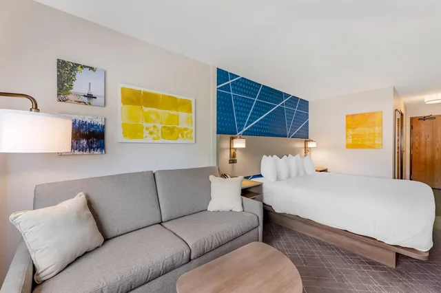 Standard, King Bed, River View, Sofa, Comfort Inn River's Edge 9/10