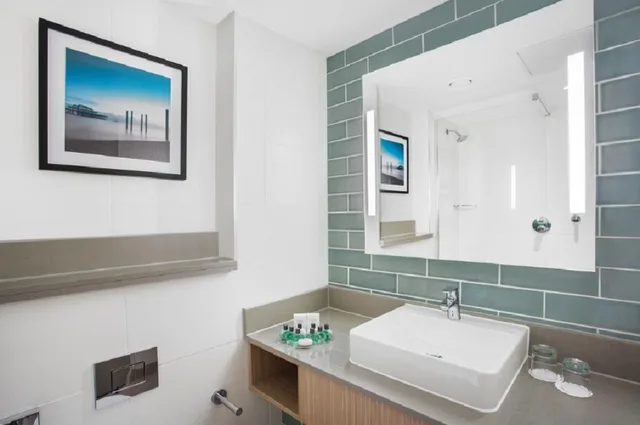 Standard, Double Bed, Side Sea View، Leonardo Royal Hotel Brighton Waterfront 1/2