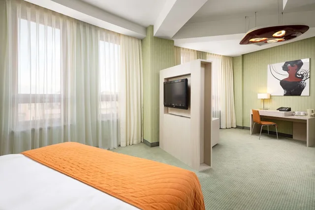 غرفة ديلوكس بسرير كينج، Golden Tulip Ana Tower Sibiu 1/10