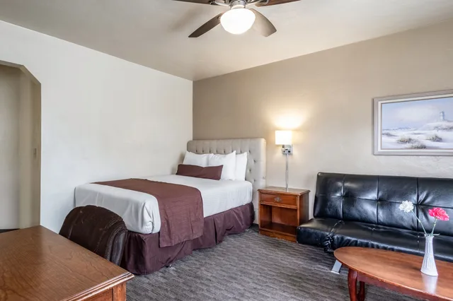 2 Bedrooms, Cottage, King and Queen Bed, Kitchen, Lone Oak Lodge 2/10