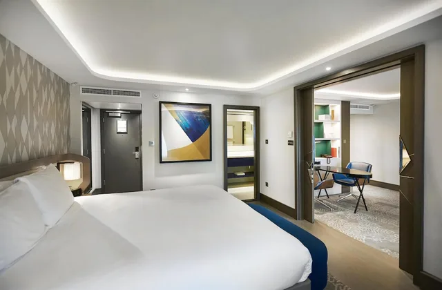 جناح تنفيذي بسرير كينج مع دخول الصالة، Hilton London Heathrow Airport 1/4