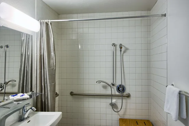 غرفة قياسية بسرير مزدوج لذوي الإعاقة، Motel6 Everett, WA - North 8/10