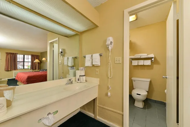 غرفة بسرير كوين، Americas Best Value Inn Meridian 2/4