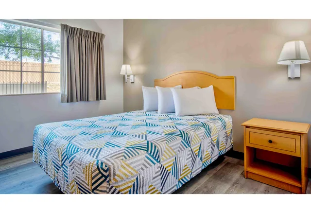 غرفة بسرير كوين للمدخنين، OYO 1001536 Studio6 Bakersfield, CA 2/3