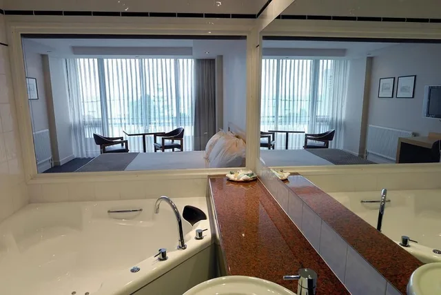 Spa, King Bed, Harbour View، Comfort Inn Richmond Henty 1/3