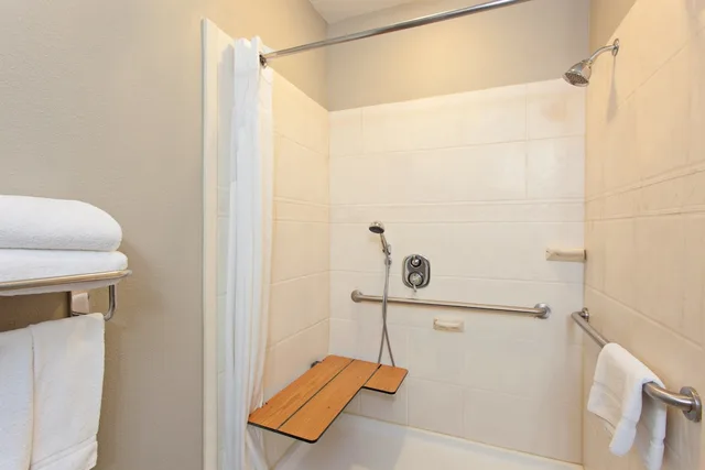 غرفة قياسية بسريرين كوين لذوي الإعاقة، Holiday Inn Express Hotel & Suites Wharton 2/3