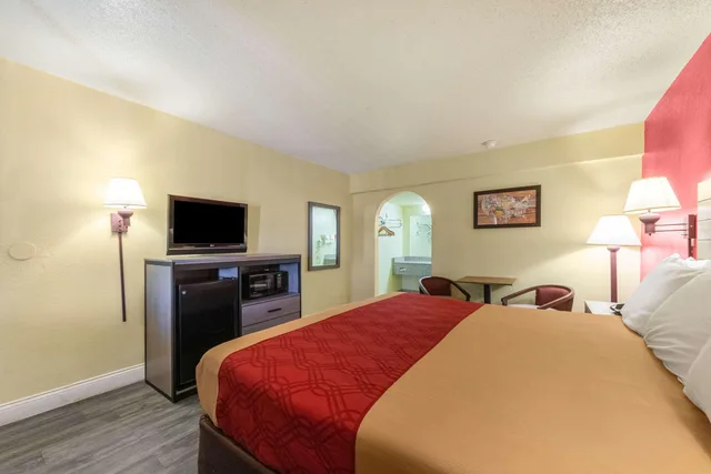 غرفة بسرير كينج للمدخنين، Econo Lodge San Marcos University Area 3/4