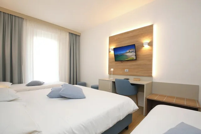 غرفة كلاسيكية رباعية بسرير مزدوج وسريرين منفصلين، Riviera Castelsardo Hotel 1/10