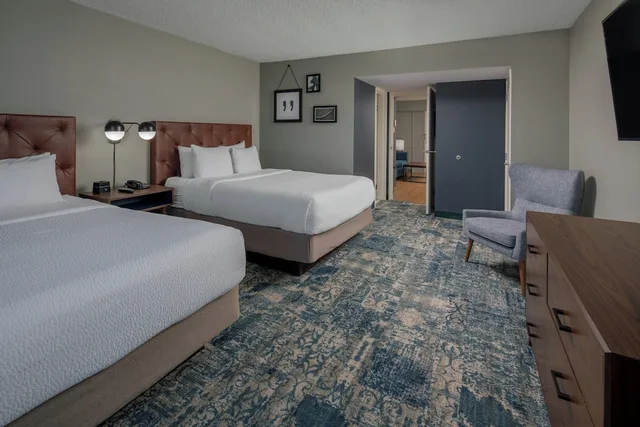 جناح تنفيذي بسرير كينج بغرفة نوم واحدة، Four Points by Sheraton Suites Tampa Airport Westshore 1/5
