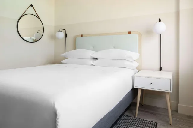 غرفة بسرير كينج، Hampton by Hilton Grand Cayman Seven Mile Beach 2/2