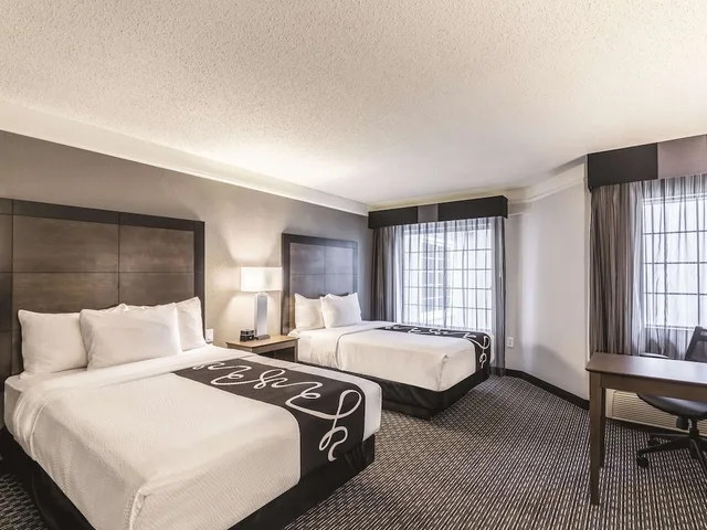 غرفة بسريرين مزدوجين بإطلالة، La Quinta Inn and Suites by Wyndham Austin Near The Domain 1/2