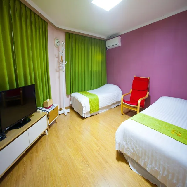 غرفة ثلاثية، Jeju R Hotel Guest House Hostel 1/2