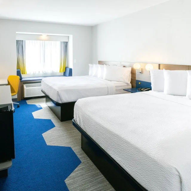 غرفة بسرير كينج وسريرين كوين بحوض استحمام لذوي الإعاقة، Microtel Inn & Suites by Wyndham Wellsville 1/5