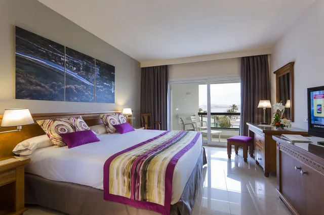 غرفة ديلوكس بسريرين منفصلين بإطلالة على البحر، GRAND PALLADIUM PALACE IBIZA RESORT 1/6