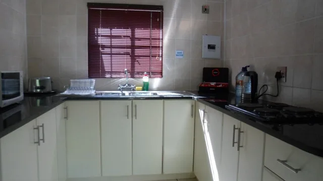 شقة عائلية بسرير كينج بإطلالة على الحديقة مع أريكة بمطبخ صغير، Queness Inn 6/6