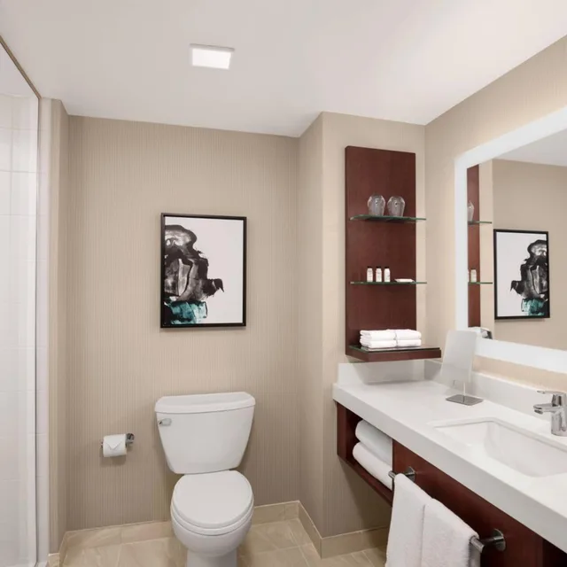 غرفة بسرير كينج وسريرين كوين، Delta Hotels By Marriott Thunder Bay 5/6