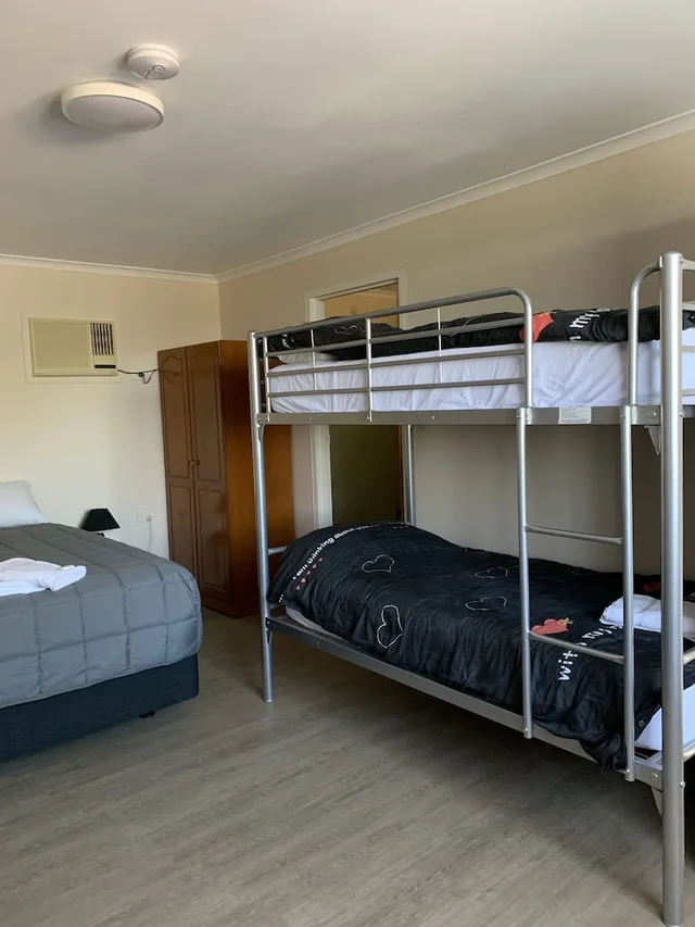 كابينة بسرير مزدوج وسرير بطابقين بغرفة نوم واحدة، Limestone Coast Tourist Park 1/5