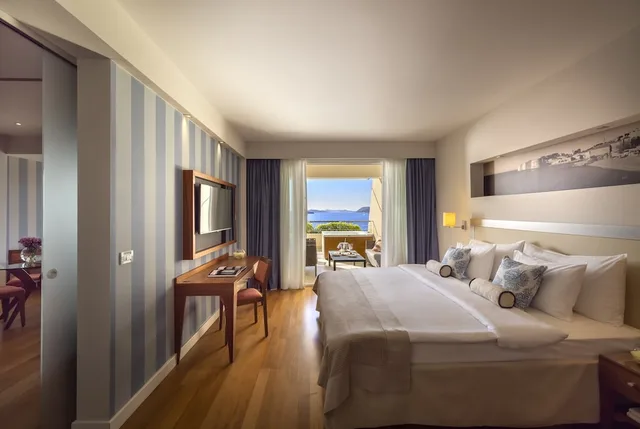 جناح بسرير كوين مع أريكة بجاكوزي، President Hotel Valamar Collection 2/7
