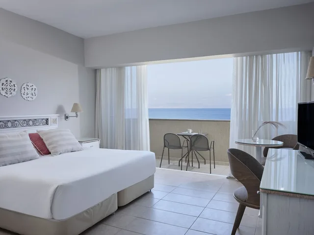غرفة بسرير مزدوج أو سريرين منفصلين بإطلالة على البحر، Atlantica Princess 2/6