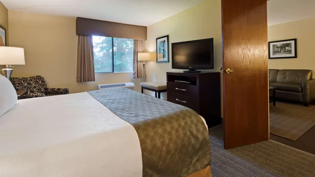 Suite, King Bed, Golf Course View, Living Area, Bathtub، Best Western Plus Plaza by the Green 3/5