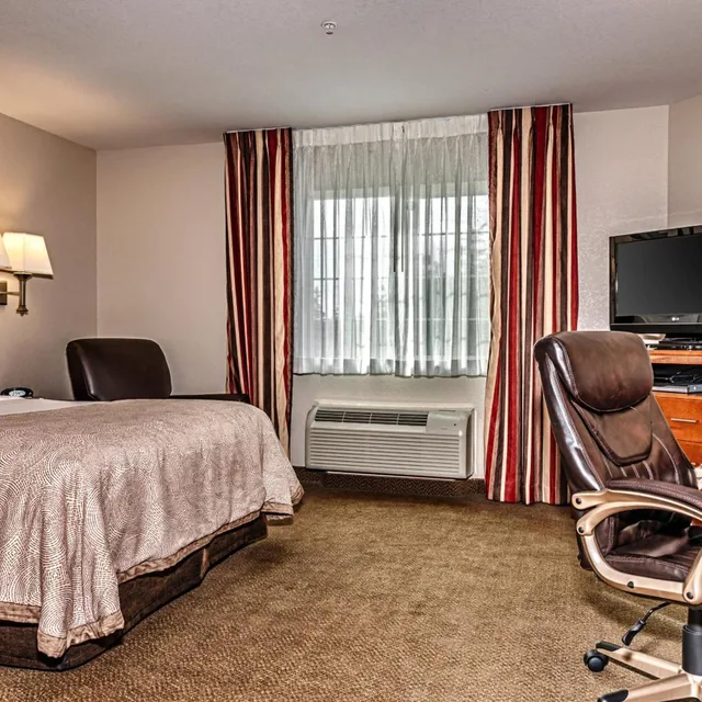 غرفة بسرير كوين لذوي الإعاقة، Candlewood Suites Oak Harbor 2/3