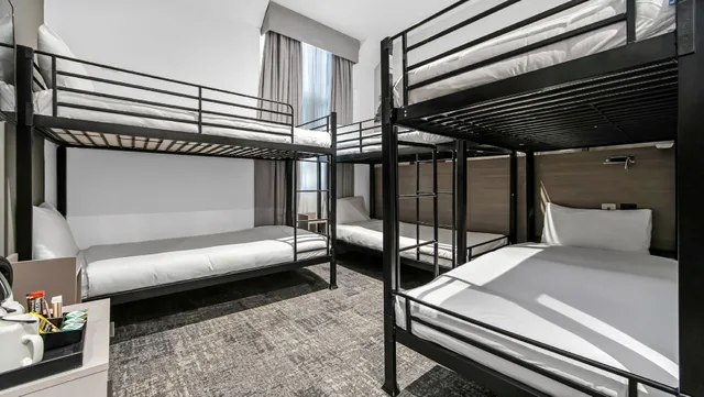غرفة بستة أسرّة وأسرّة بطابقين، Heeton Concept Hotel - Kensington London 1/2