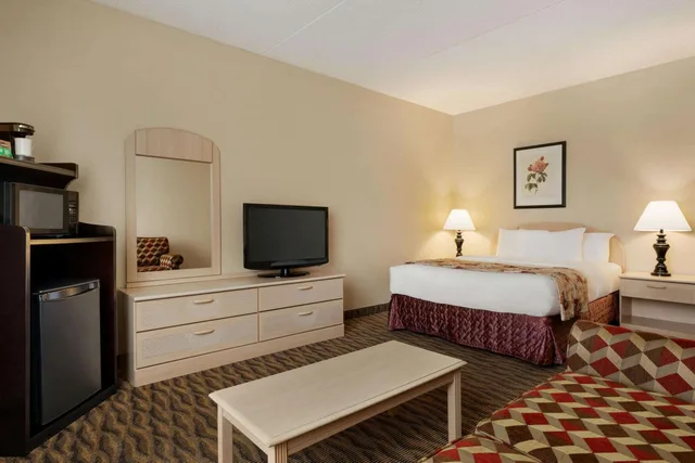 Room, Queen Bed, Stair Access Only, Sofa, Pet Friendly، Ramada By Wyndham Fredericton 3/6