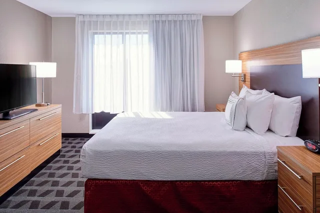جناح بسرير كوين بغرفة نوم واحدة مع أريكة، Towneplace Suites Richmond 2/3