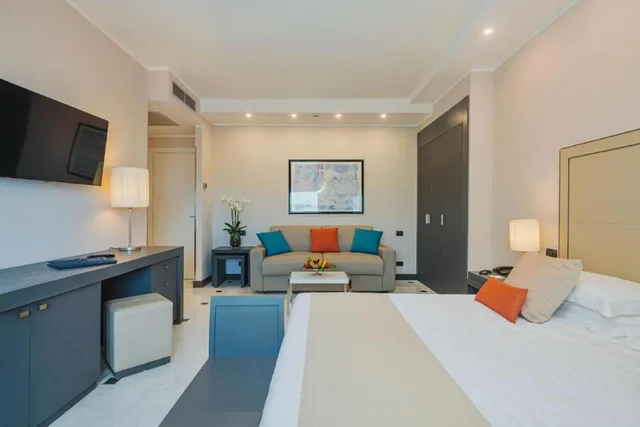جناح جونيور، Hotel Excelsior 1/4