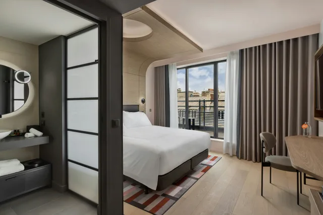 غرفة بريميوم بسرير كينج بشرفة، Canopy by Hilton Paris Eiffel Tower 3/5
