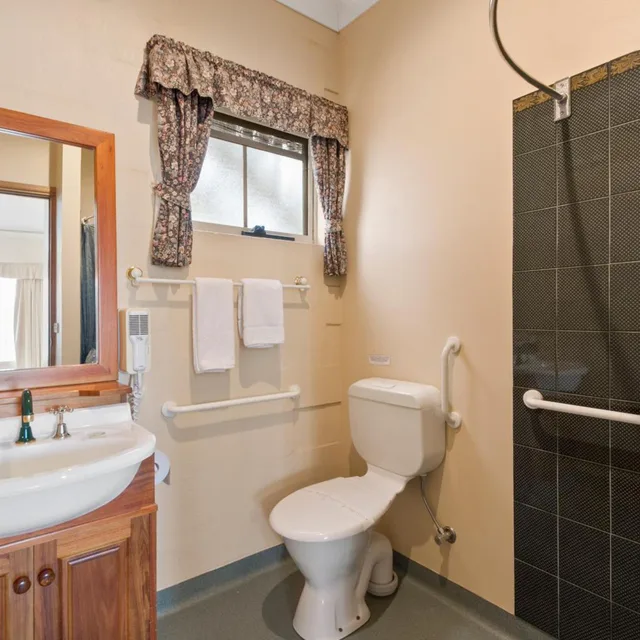 2 Bedrooms, Cottage, Double Bed, Swansea Cottages & Motel Suites 3/5