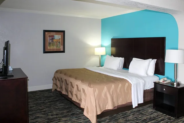 جناح بسرير كينج مع أريكة لذوي الإعاقة، Quality Inn Crossville Near Cumberland Mountain State Park 3/3