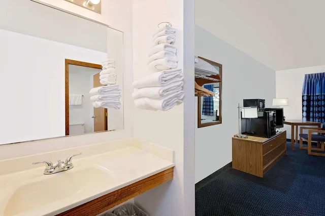 Room, Queen Bed, Accessible, Super 8 By Wyndham St. James 3/3