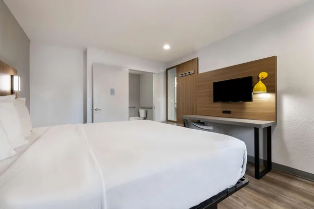 1 King Bed - Mobility Accessible Tub, Nsmk، Motel6 Santa Ana, CA 3/10