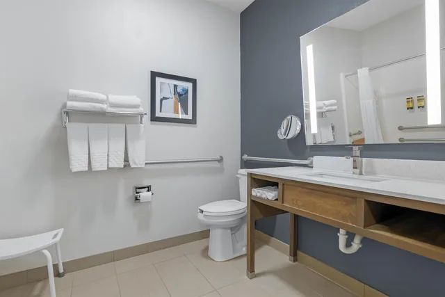 غرفة قياسية بسرير كينج بحوض استحمام لذوي الإعاقة، Best Western Plus Washington Hotel 7/7