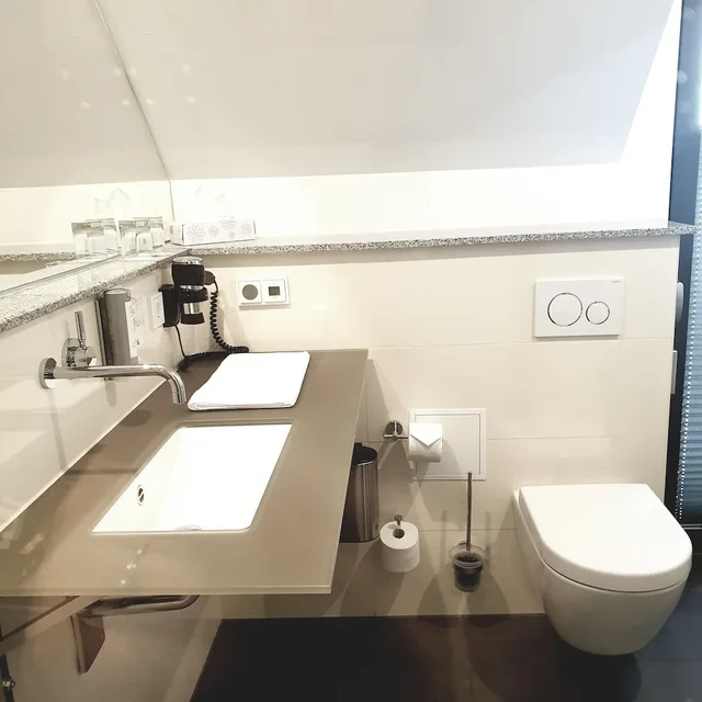 غرفة كومفورت بسرير كوين، Akzent Hotel Villa Saxer 4/4