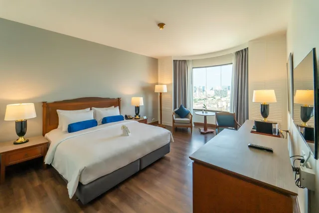 Premier, King and Twin Beds, Sky View، Century Park Hotel 2/6