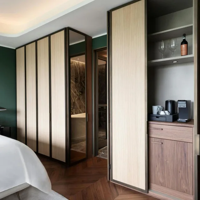 جناح جونيور بسرير كينج مع أريكة، Sheraton Lake Como Hotel 8/10