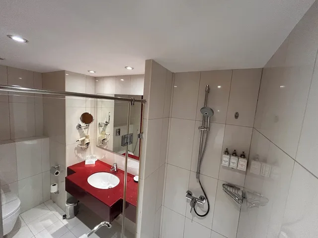 غرفة بسريرين منفصلين بإطلالة على المدينة، Golden Tulip Muscat 8/9