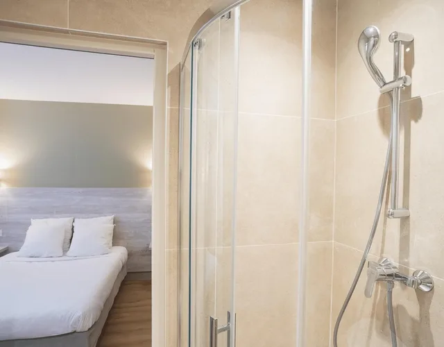 غرفة بثلاثة أسرّة، Brit Hotel Suisse Et Bordeaux 8/8