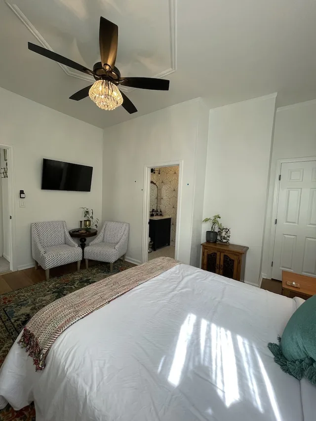 جناح ديلوكس بسرير كوين مع سرير سحّاب إضافي، The Adagio Bed and Breakfast 5/8