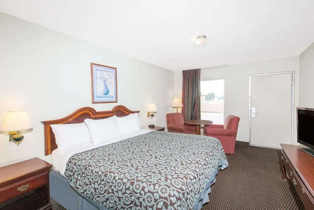 غرفة قياسية بسرير كينج، Days Inn By Wyndham West Point 1/3