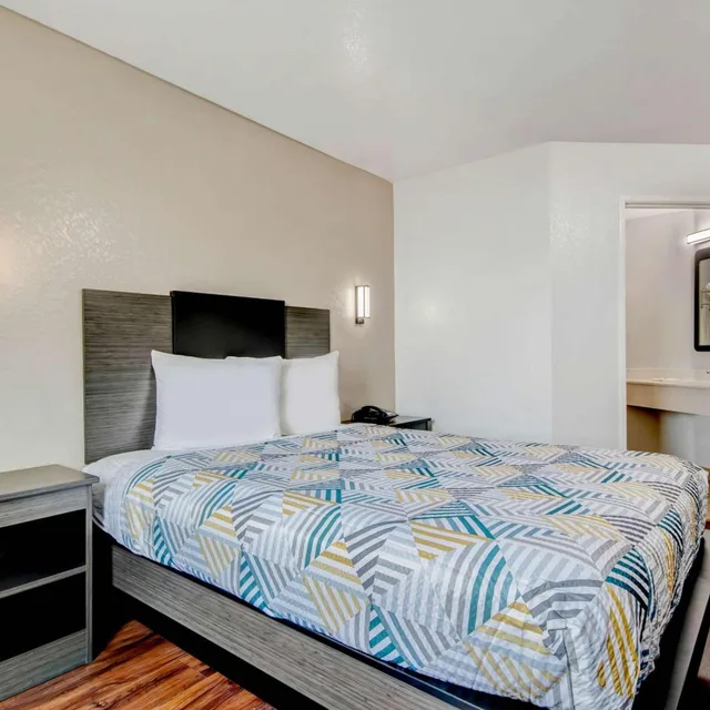 1 Queen Bed - Mob Acc RI Shwr Nsmk Micfridg، Motel6 San Antonio, TX - Sea World North 3/10