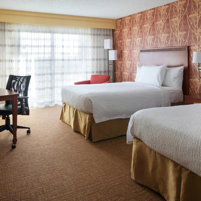 غرفة بسريرين مزدوجين بحوض استحمام لذوي الإعاقة، Courtyard by Marriott Costa Mesa South Coast Metro 1/5