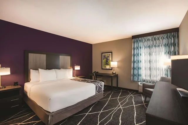 غرفة بسرير كينج بحوض استحمام لذوي الإعاقة، La Quinta Inn Ste By Wyndham Dallas Ne Arboretum 3/3