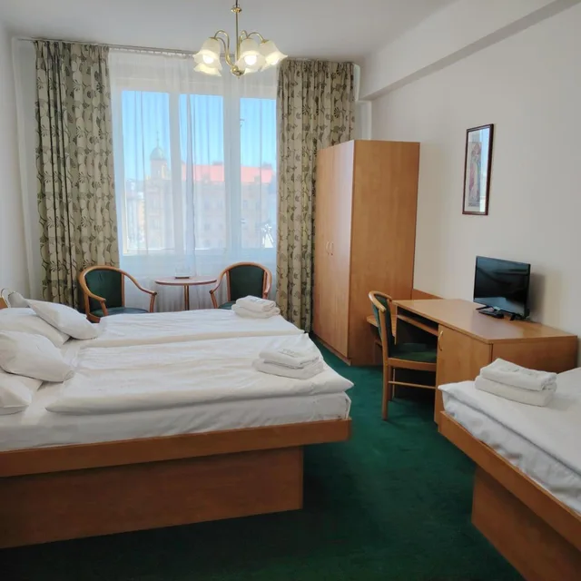 غرفة بسرير مزدوج أو سريرين منفصلين مع سرير إضافي، Legie Hotel 1/10