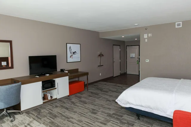 غرفة بسرير كينج، Hampton Inn and Suites Lafayette Medical Center CO 3/4